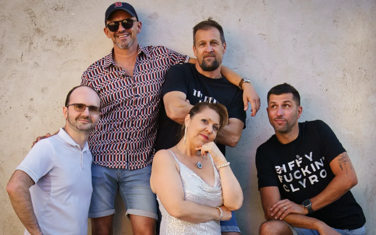 Group shot of Just Groov'it